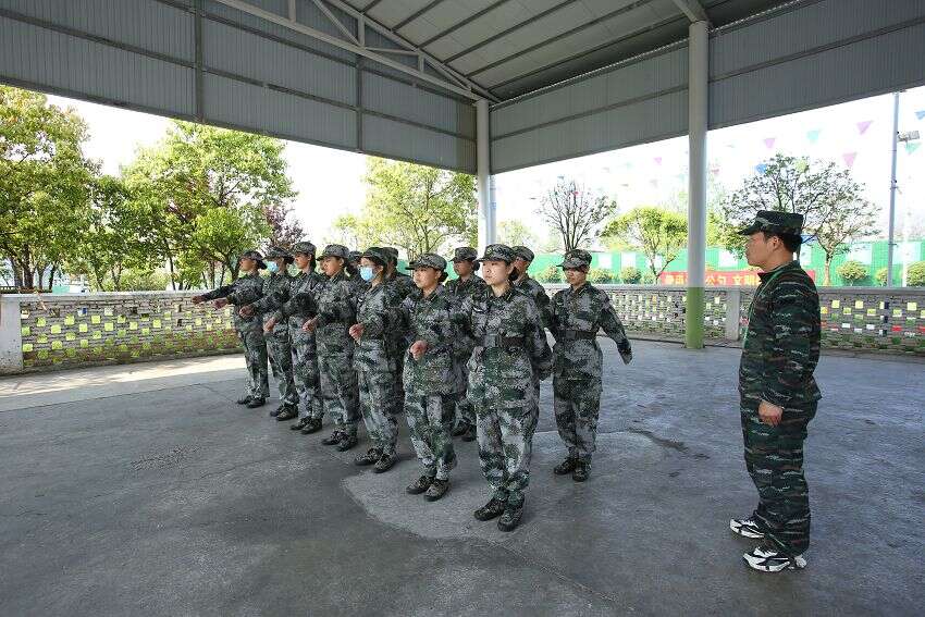 专门管教青少年的学校,全封闭的学校