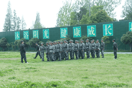 少年封闭式学校,全封闭式管理学校