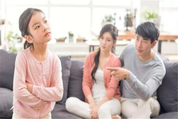 青少年叛逆学校：孩子爱顶嘴的三个理由，怎样教育爱顶嘴的孩子