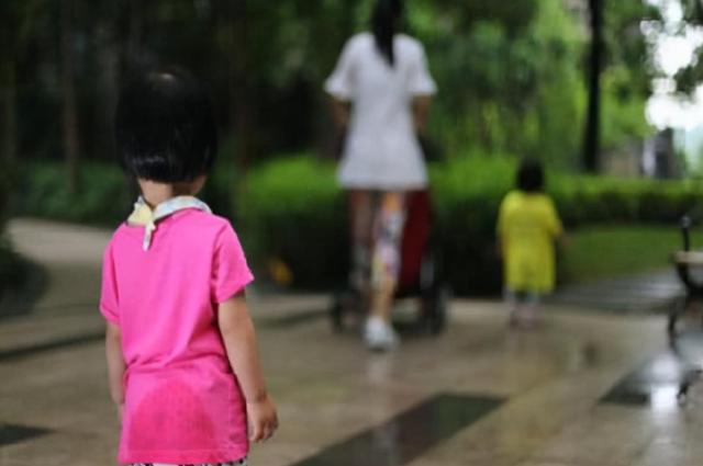 小孩子不听话该打吗(孩子不听话可以打吗)(图2)