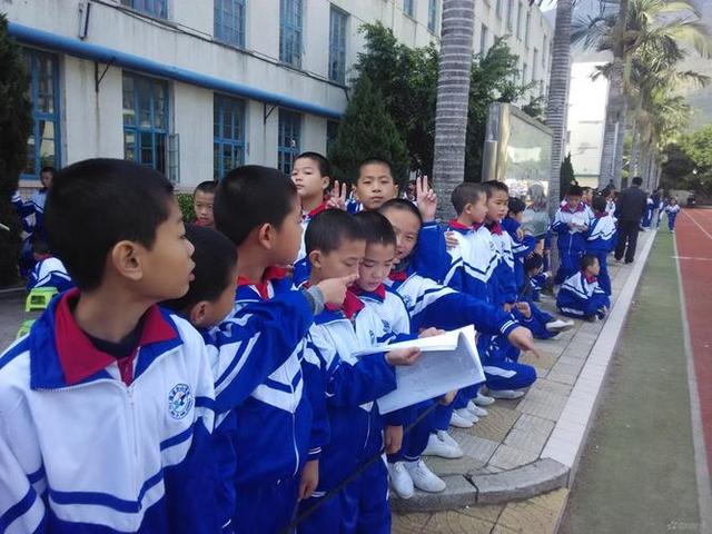 如何处理孩子在校打闹(孩子在学校打闹受伤怎么处理)(图1)